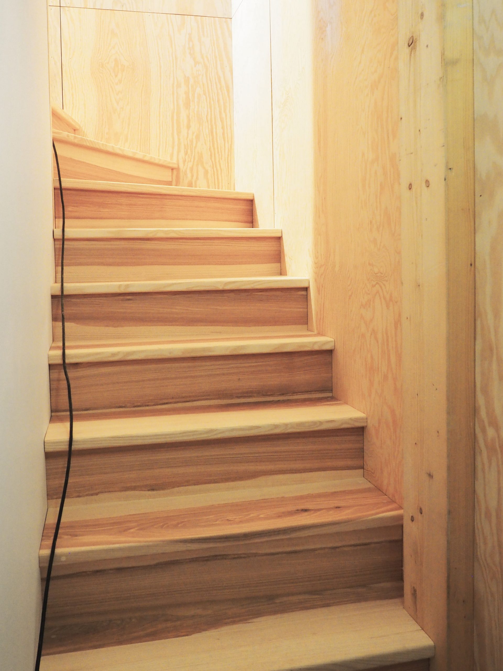 escalier_frêne massif_contre-marches