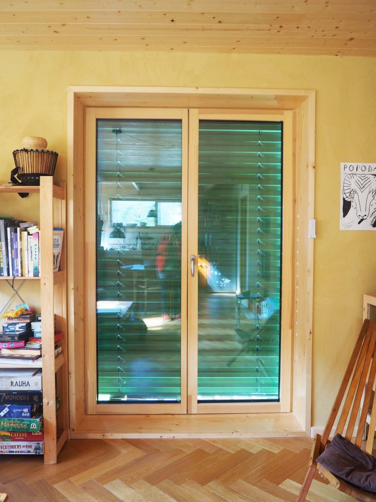 menuiserie bois_vue intérieure_store baissé