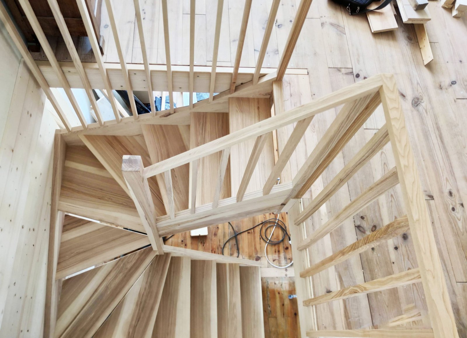 Escalier balancé demi tournant avec limons à la française et garde-corps de type claustra