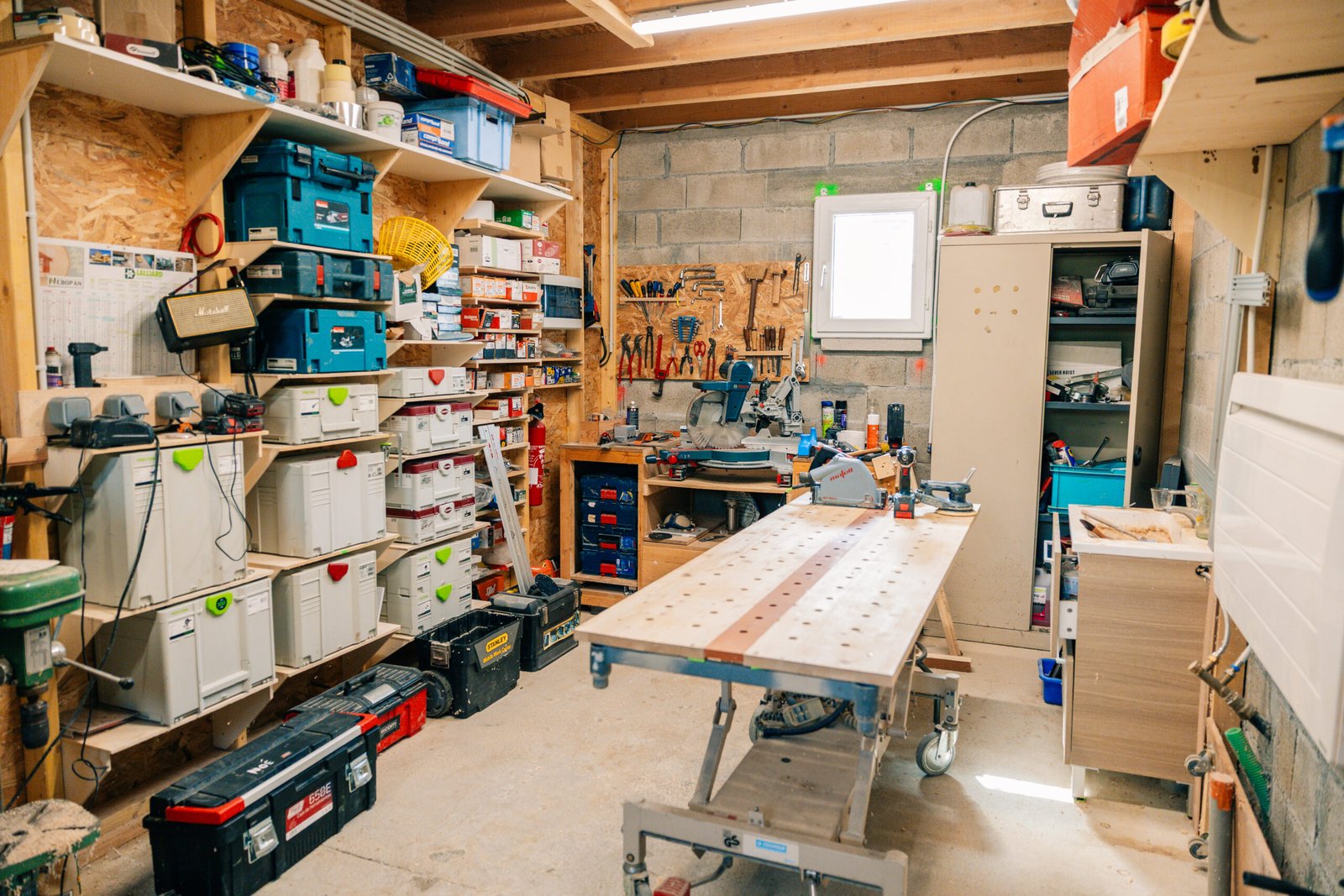 Intérieur de l'atelier de menuiserie de Noé Hannes à Mens