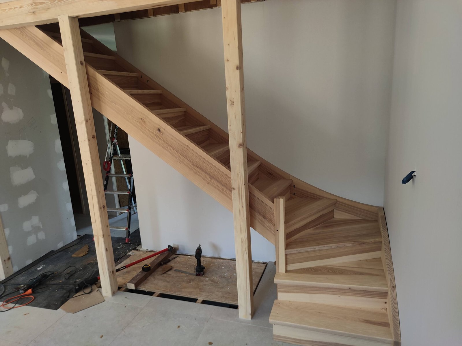Escalier balancé quart-tournant avec limons à la française et contremarches