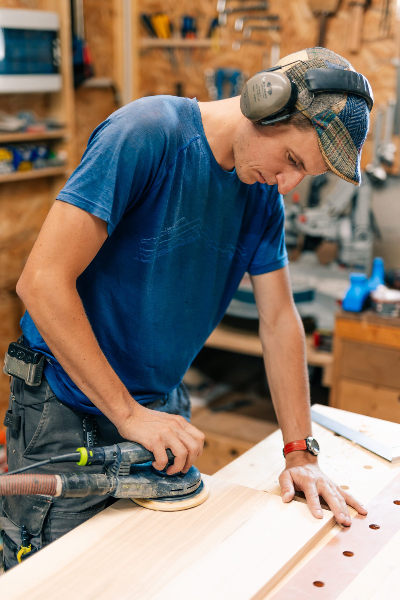 Noé Hannes dans son atelier de menuiserie à Mens